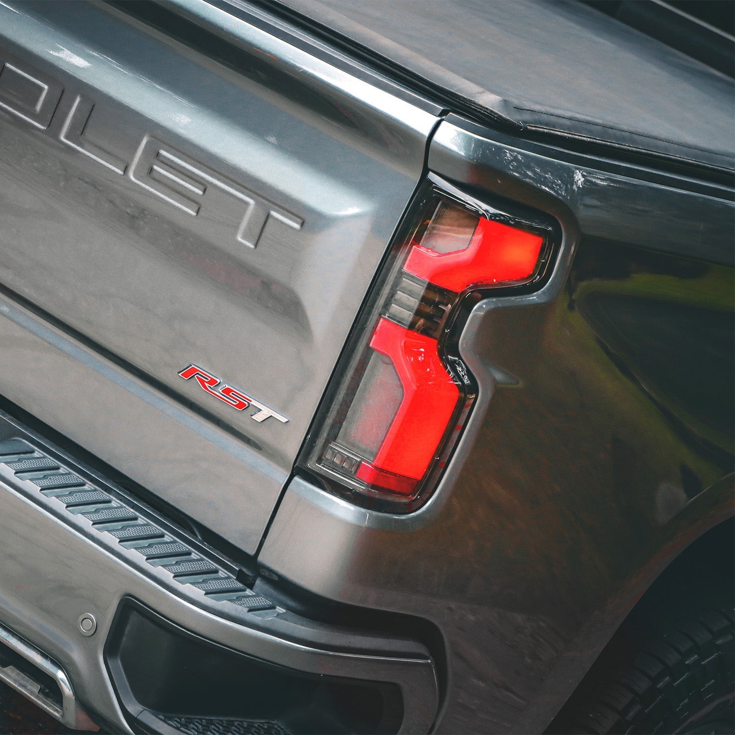 19-26 Chevrolet Silverado 1500 / 20-26 Silverado 2500HD/3500HD LUXX-Series LED Tail Lights Alpha-Black