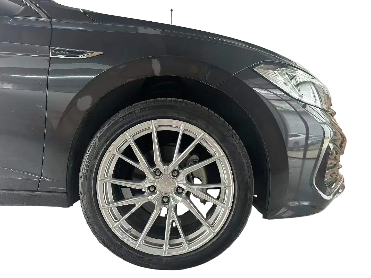 WWC 3S055 | Split-Spoke Flow-Form Wheel – Silver Machined Face