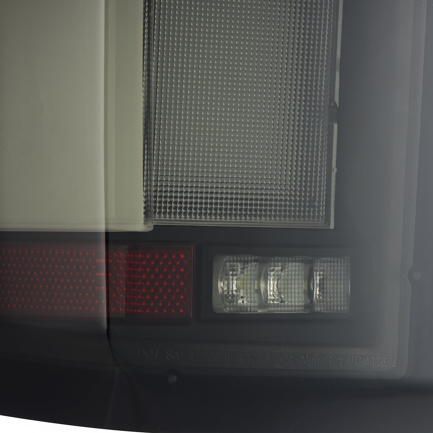 19-26 Chevrolet Silverado 1500 / 20-26 Silverado 2500HD/3500HD LUXX-Series LED Tail Lights Black