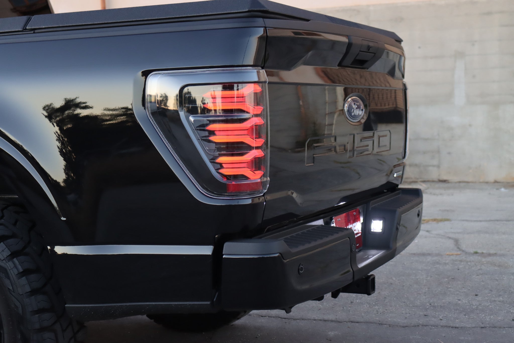 21-23 Ford F150/F150 Raptor LUXX-Series LED Tail Lights Black-Red