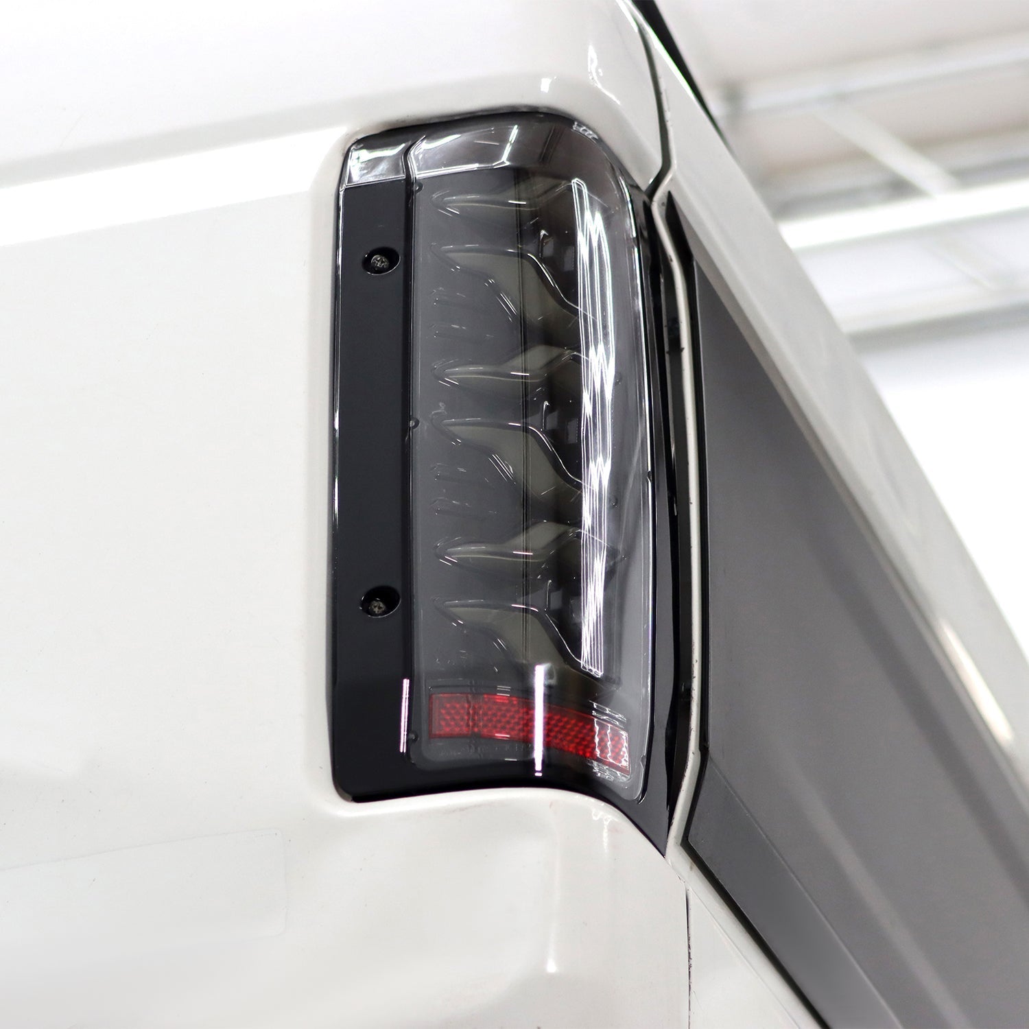 87-96 Ford F-Series/Bronco LUXX-Series LED Tail Lights Black-Red