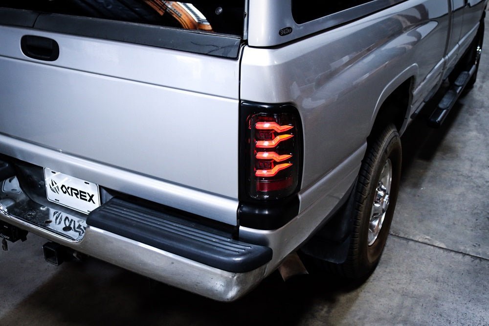 94-01 Dodge Ram 1500/94-02 Ram 2500/3500 LUXX-Series LED Tail Lights Black-Red
