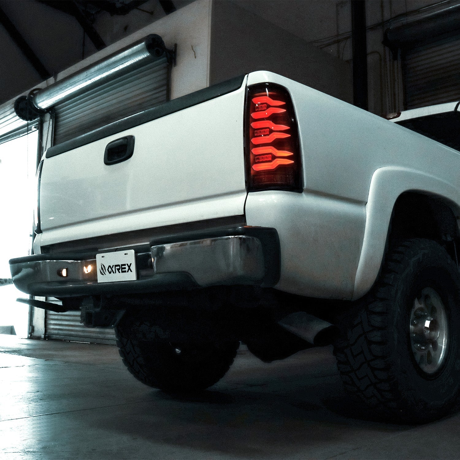 99-06 Chevrolet Silverado/99-06 GMC Sierra LUXX-Series LED Tail Lights Black-Red