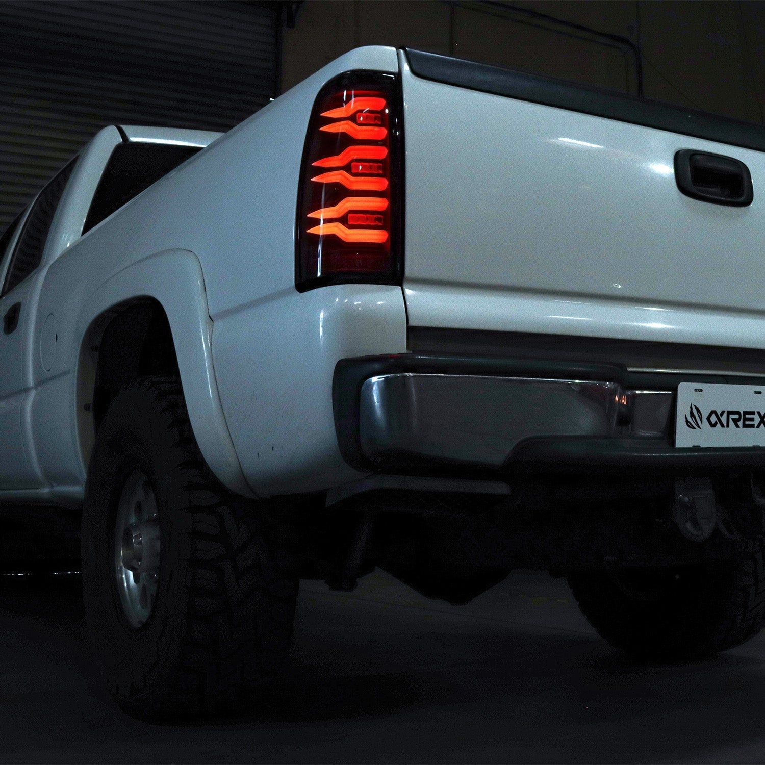 99-06 Chevrolet Silverado/99-06 GMC Sierra LUXX-Series LED Tail Lights Black-Red