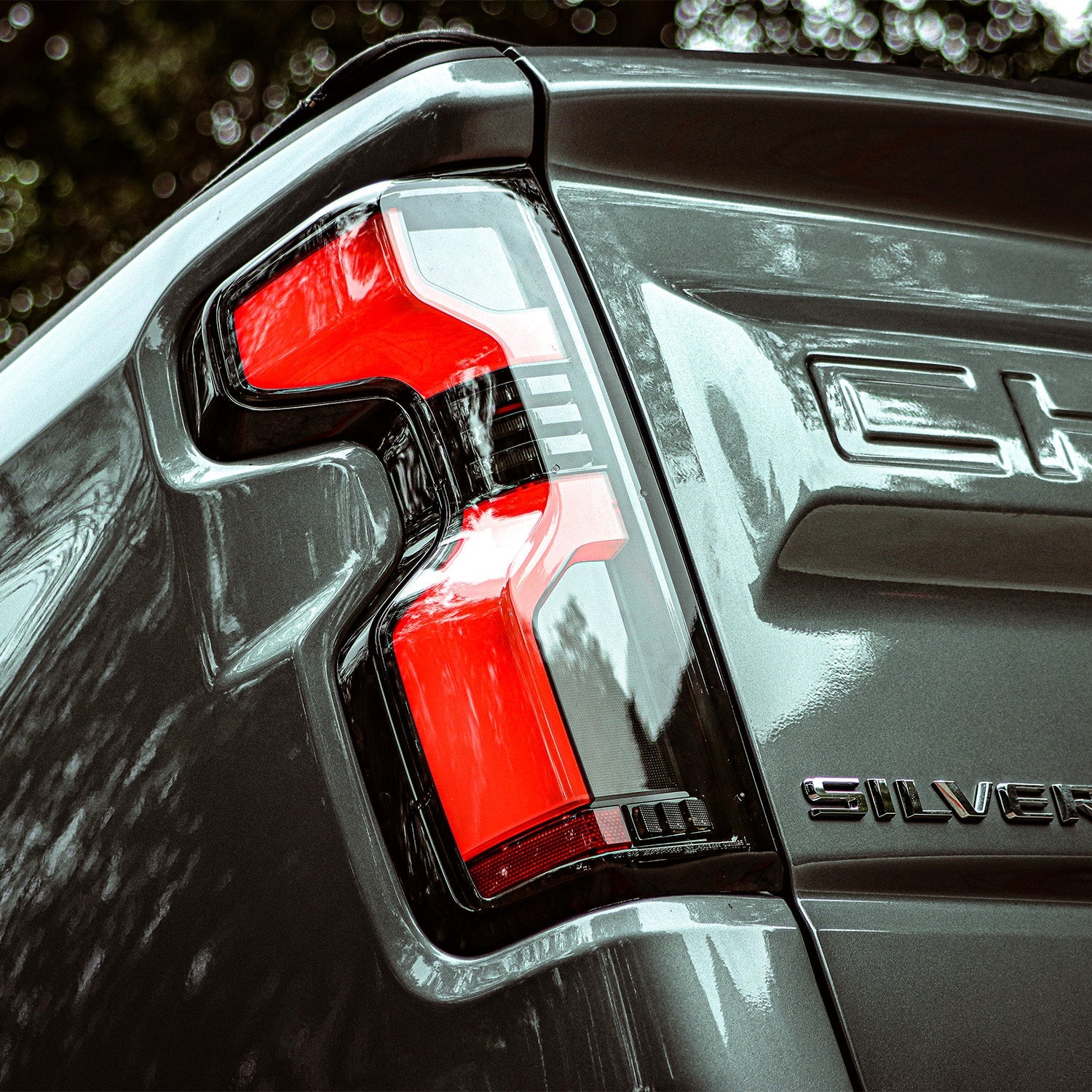 19-26 Chevrolet Silverado 1500 / 20-26 Silverado 2500HD/3500HD LUXX-Series LED Tail Lights Black-Red